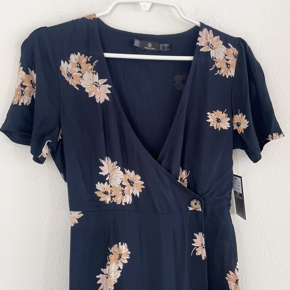 NWT Volcom Wrapsicle Black Wrap Dress - Picture 4 of 16